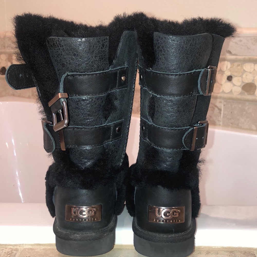 UGGS - Picture 2 of 6